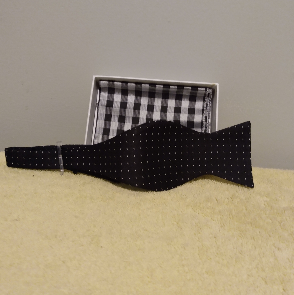 Calvin Klein bow tie & pocket silk